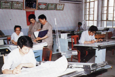 從1984年第一季度到抓管理上登記全面提高企業(yè)素質(zhì)驗(yàn)收前，采取分線檢查、總結(jié)成績、找出差距、提出措施、限期整改的方法，使各項(xiàng)工作在整頓中鞏固提高，在鞏固提高中進(jìn)行再整頓，再提高。