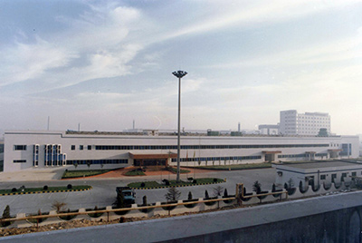 1995年5月30日，山推與日本小松株式會(huì)社合資成立小松山推工程機(jī)械有限公司