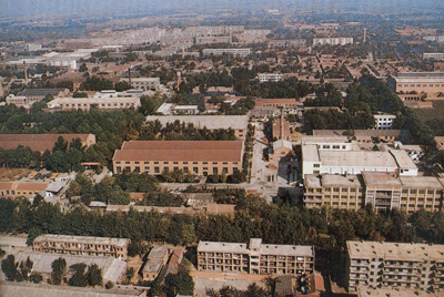 推土機(jī)總廠本部廠區(qū)。山東推土機(jī)總廠建立時(shí)，固定資產(chǎn)原值為2569萬元，占地面積為517538平方米，建筑面積為170861平方米。