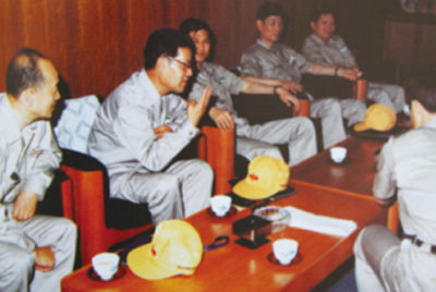 為了學(xué)習(xí)外國先進(jìn)技術(shù)和管理方法，前往引進(jìn)技術(shù)與設(shè)備的國家進(jìn)行實(shí)地考察。薛仲光廠長在日本。
