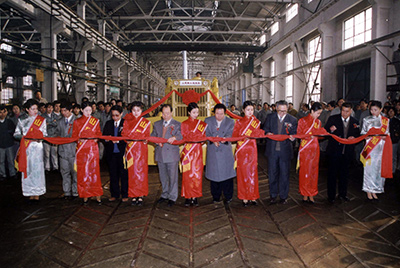 山推股份公司舉行山推牌TY220推土機(jī)5000臺(tái)下線慶典活動(dòng)。