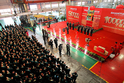 推土機(jī)事業(yè)部總裝工廠隆重舉行推土機(jī)第50000臺(tái)下線慶典儀式。這一激動(dòng)人心的歷史時(shí)刻標(biāo)志著50000臺(tái)不僅僅是一個(gè)數(shù)量的積累，更是山推管理水平、生產(chǎn)規(guī)模、制造技術(shù)、研發(fā)能力、銷售能力等綜合能力的體現(xiàn)，標(biāo)志著山推推土機(jī)產(chǎn)業(yè)整體實(shí)力進(jìn)一步增強(qiáng)，是從量變到質(zhì)變的飛躍。