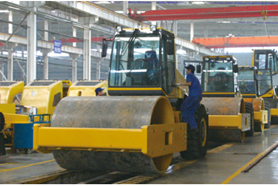 2002年2月，由履帶廠開發(fā)研制的YZ18液壓振動(dòng)壓路機(jī)，順利下線。