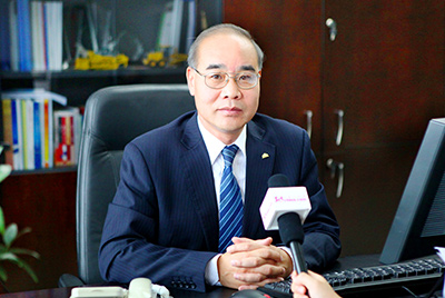 張秀文董事長在接受中國山東網(wǎng)專題采訪時(shí)，就公司踐行“厚道魯商”倡樹行動(dòng)進(jìn)行回答，介紹了山推把“仁義、誠信、厚道”的文化精髓融入到生產(chǎn)經(jīng)營的全過程的典型做法和“誠敬做產(chǎn)品，誠信做企業(yè)”的經(jīng)營理念，在工程機(jī)械行業(yè)樹立起了“厚德堅(jiān)韌”的山東國企形象