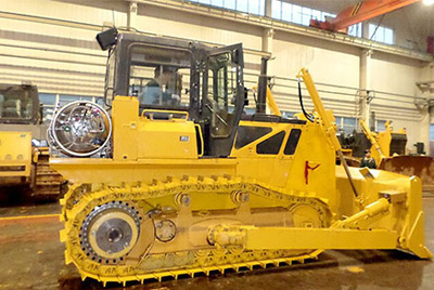 世界上第一臺(tái)燃?xì)庑吐膸酵仆翙C(jī)——SD20-5（LNG）在研究總院新產(chǎn)品試制中心下線。SD20-5（LNG）履帶式推土機(jī)是公司順應(yīng)行業(yè)發(fā)展趨勢(shì)開發(fā)的一款節(jié)能、環(huán)保產(chǎn)品，整機(jī)采用天然氣專用發(fā)動(dòng)機(jī)，燃燒后無積炭，滿足stageIIIA排放，壽命更長，維修頻率更低。