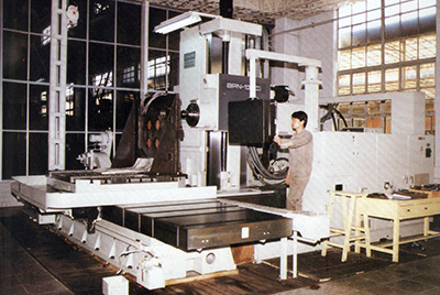 BPN-13B(R4)數(shù)控臥式加工中心。廠房擴(kuò)建加大，設(shè)備填平補(bǔ)齊，增加精、大、稀設(shè)備，新上生產(chǎn)線，提高企業(yè)裝備素質(zhì)，使山推廠成為名副其實(shí)的大馬力推土機(jī)生產(chǎn)廠。