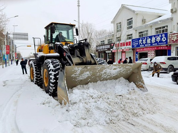 除雪保暢，山推鐵肩道義勇?lián)厝危? /> 
            <div   id=