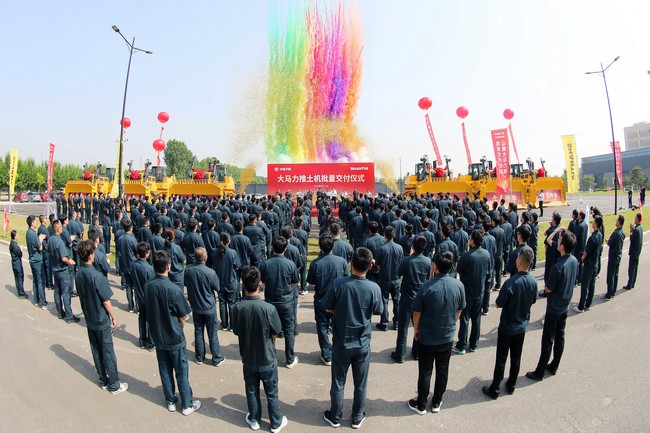 5月17日，山推向中煤平朔集團(tuán)一次性交付六臺(tái)中國最大馬力推土機(jī)。
